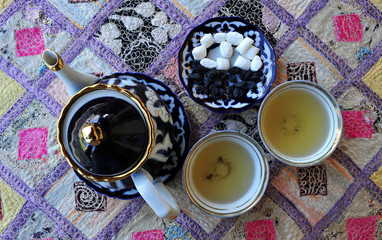 Obraz na płótnie Canvas Teapot and cups in traditional uzbek style