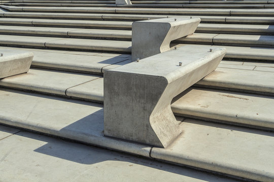 Öffentlicher Platz mit Sitzelementen und Skatestoppern