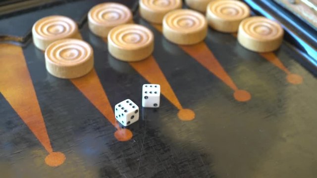 Playing backgammon 4K