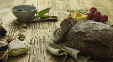 Brot und Käse am am Holztisch beim Abendessen oder Jausen