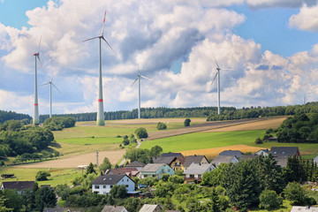 Windpark neben Dorf