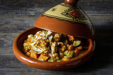 Gericht aus Gemüse und Hühnchen zubereitet in einer traditionellen marokkanischen Tajine