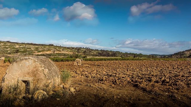 Champ labour&eacute; avec vue sur les Corbi&egrave;res pr&egrave;s de Narbonne