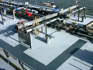 Aufbauten an Deck eines grauen Tankschiff für die Binnenschifffahrt bei Sonnenschein im Rheinauhafen in Köln am Rhein in Nordrhein-Westfalen © Martin Debus