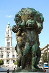 Obraz premium Sculpture in Porto (Portugal), in the background the City Hall