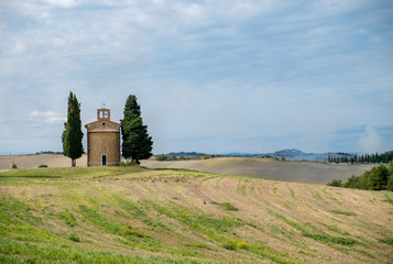 Fototapeta premium Tuscany, Italy landscape with old little church