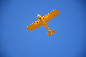 Avioneta sobrevolando el cielo azul de Huesca