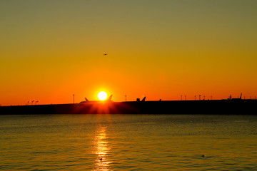 羽田空港越しに見る日の出