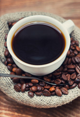 Obraz na płótnie Canvas cup of coffee standing on the grains