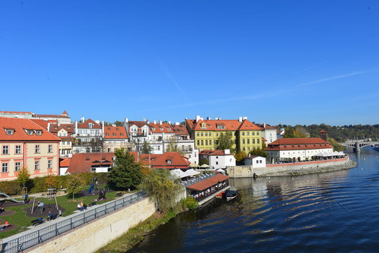 Blick von der Karlsbrücke auf den Prager Stadtteil Kleinseite