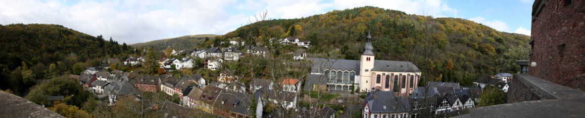 Blick von Burg Hengebach auf Heimbach
