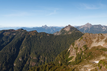 Obraz premium A view of the Northern Cascade Mountain peaks from Mount Dickerman during the Autumn season.