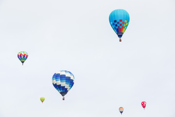 空に浮かぶカラフルな熱気球たち　砺波バルーンフェスタ
