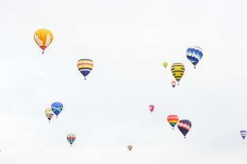 空に浮かぶカラフルな熱気球たち　砺波バルーンフェスタ