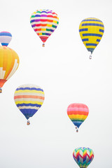 Obraz premium 空に浮かぶカラフルな熱気球たち 砺波バルーンフェスタ