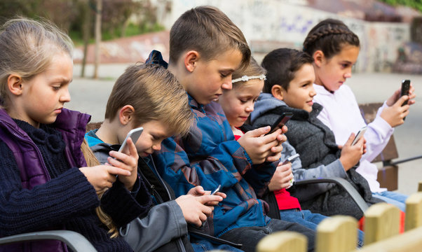 children  with mobile devices