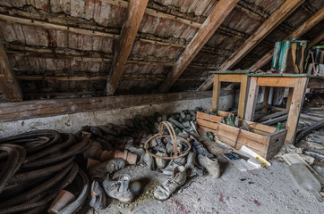 Fototapeta na wymiar viele alte schuhe auf dachgeschoss