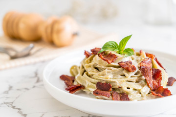 spinach fettuccine with cream cheese white sauce and bacon