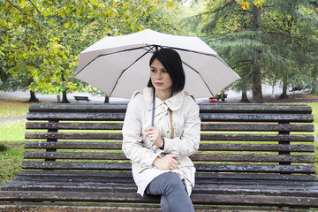 mujer en parque en día lluvioso