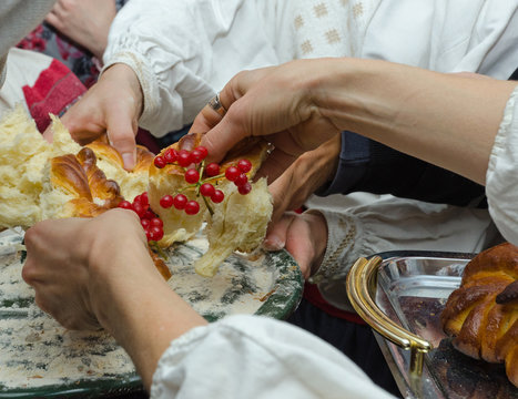 Ritual parting a festive bread