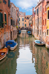 Fototapeta na wymiar canal and bridge in Venice
