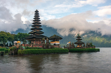 Obraz premium Pura Ulun Danu temple landscape