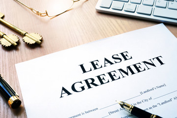 Rental lease agreement form on an office desk. - obrazy, fototapety, plakaty
