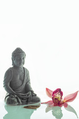 Buddha im Wasser mit Orchidee