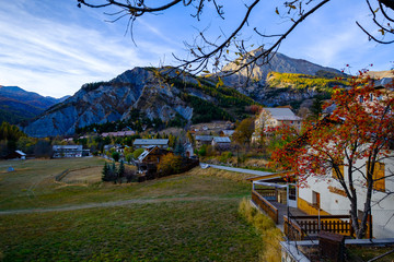 Vue sur le village d'Allos dans les Alpes français en automne.