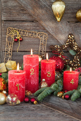 Froehliche Weihnachtsdeko mit Kerzen