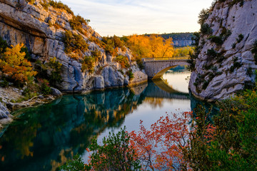Basses Gorges du Verdon et lac de Quinson en automne. France, Provence.