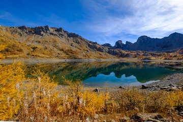 Paysage des Alpes. Lac d'Allos, le plus grand lac d'altitude en Europe, en automne.
