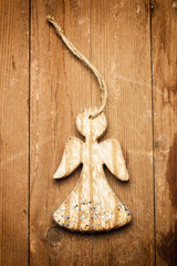 Ángel de madera Navidad decoración sobre un fodno de madera rústico. Vista superior