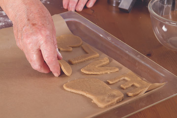 cuts dough cookies