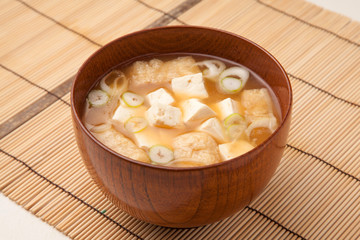 豆腐と油あげの味噌汁