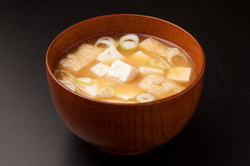 豆腐と油あげの味噌汁