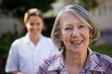 Obraz premium Portrait of senior woman with doctor at park