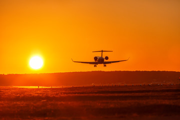 Flugzeug landet Flughafen Privatjet Sonne Sonnenuntergang Ferien Urlaub Reise reisen