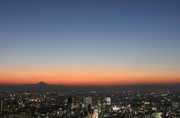 Fototapeta premium 日本の東京都市景観・「夕焼け空に浮かび上がる富士山と青空」（画面手前は渋谷の高層ビル群など）
