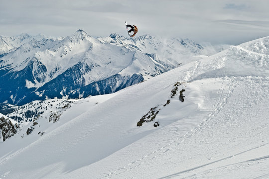 Snowboard freestyle in the alps