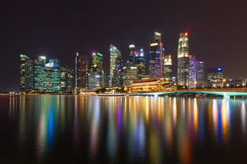 Fototapeta na wymiar Singapore Marina Bay Cityscape. Skyscraper along Marina Bay at night time.