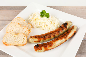 gegrillte Bratwurst mit Krautsalat