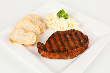 gegrilltes Steak mit Krautsalat
