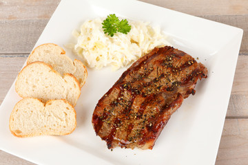 gegrilltes Rumpsteak mit Krautsalat