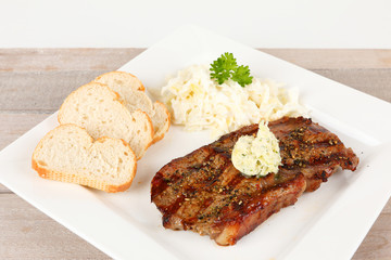gegrilltes Rumpsteak mit Krautsalat