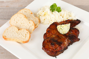 gegrilltes Steak mit Krautsalat