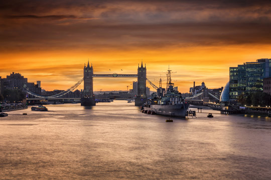 Sonnenaufgang über der Tower Bridge in London, Großbritannien