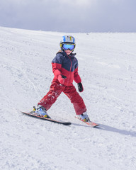 kleiner Mann auf der Skipiste