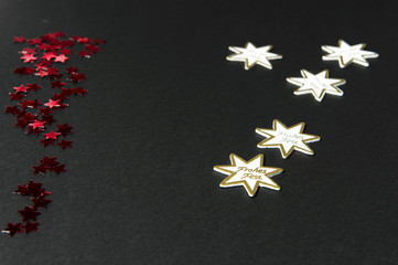 Weihnachtsdekoration, wei&szlig;e Sterne mit Beschriftung 'Frohes Fest', rote Sterne, auf schwarzem Hintergrund