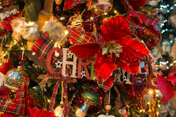 Naklejka premium Scritta in legno christmas nell'albero di natale